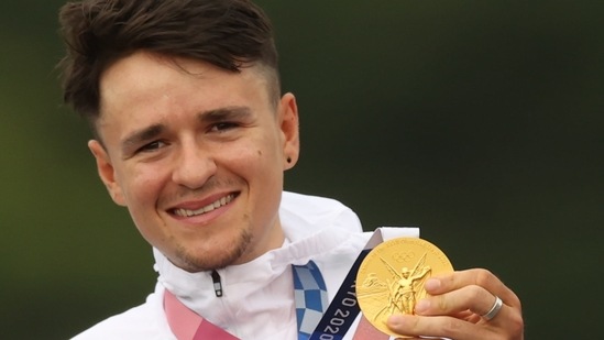 Tokyo 2020 Olympics - Mountain Bike - Men's Cross Country - Medal Ceremony - Izu MTB Course - Shizuoka, Japan - July 26, 2021. Gold medallist Tom Pidcock of Britain celebrates on the podium. REUTERS/Christian Hartmann(REUTERS)