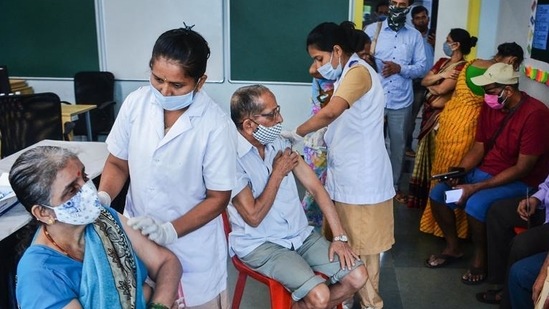 Health workers administer Covid-19 vaccine to senior citizens in Thane. (File photo)