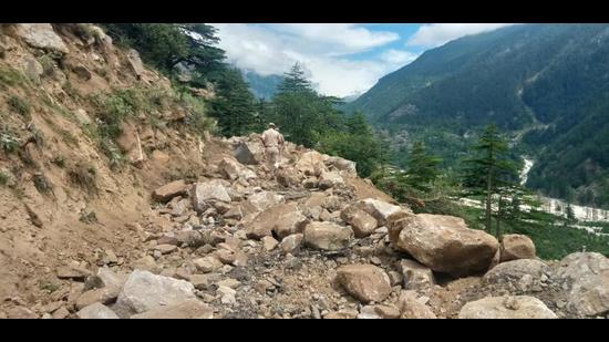 The landslide-hit stretch on the road from Sangla to Chitkul in Kinnaur district of Himachal Pradesh on Sunday. (HT Photo)