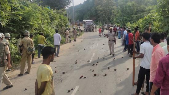 Violence broke out at the Assam-Mizoram border shared by Cachar district’s Lailapur and Kolasib district’s Vairengte around 11.30am over allegations of encroachment (HT Photo/Biswa Kalyan Purkayastha) Violence broke out at the Assam-Mizoram border shared by Cachar district’s Lailapur and Kolasib district’s Vairengte around 11.30am over allegations of encroachment (HT Photo/Biswa Kalyan Purkayastha)