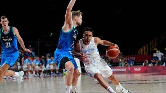 Argentina's Facundo Campazzo (7) drives around Slovenia's Jaka Blazic (11) during men's basketball preliminary round game at the 2020 Summer Olympics, Monday, July 26, 2021, in Saitama, Japan. (AP Photo/Eric Gay)(AP)