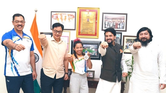 (L-R): Mirabai Chanu's coach Vijay Sharma, former Sports Minister Kiren Rijiju, weightlifter Mirabai Chanu, Sports Minister Anurag Thakur and MoS Nisith Pramanik(Anurag Thakur / Twitter)