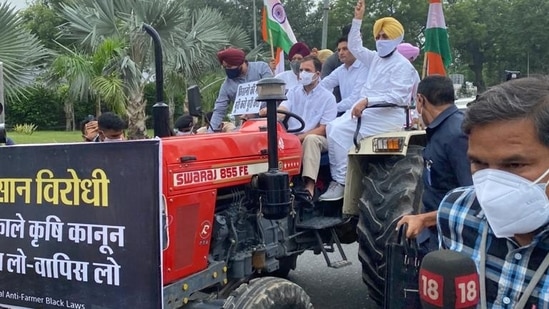 Rahul Gandhi reaches Parliament on tractor in New Delhi to protests farm laws. (HT Photo)
