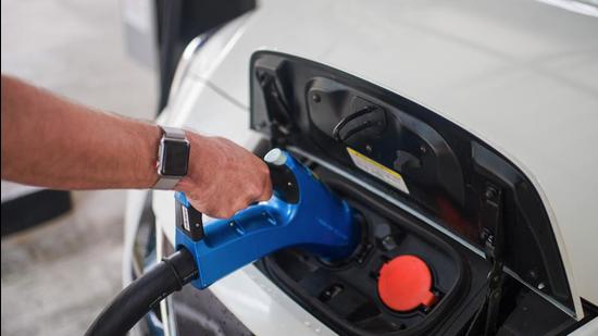 Pune Municipal Corporation (PMC) plans to rent 38 electric vehicles, with drivers, for eight years. (BLOOMBERG (FOR REPRESENTATIONAL PURPOSE ONLY))