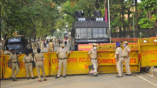Chandigarh Police deployed in Sector 48, Chandigarh, on Monday. (Keshav Singh/HT) Chandigarh Police deployed in Sector 48, Chandigarh, on Monday. (Keshav Singh/HT)