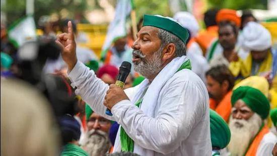 Bharatiya Kisan Union leader Rakesh Tikait addresses farmers. (PTI)
