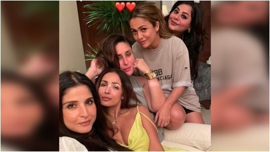 Malaika Arora steals the spotlight in <span class='webrupee'>₹</span>4k slip dress for dinner date with Kareena Kapoor, Amrita Arora(Instagram/@kareenakapoorkhan ) Malaika Arora steals the spotlight in <span class='webrupee'>₹</span>4k slip dress for dinner date with Kareena Kapoor, Amrita Arora(Instagram/@kareenakapoorkhan )