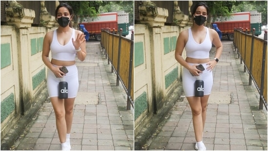 Neha teamed her look with a black face mask, white sneakers, white socks, a loose ponytail and glowing skin. What do you think of Neha and Malaika's looks?(Varinder Chawla)
