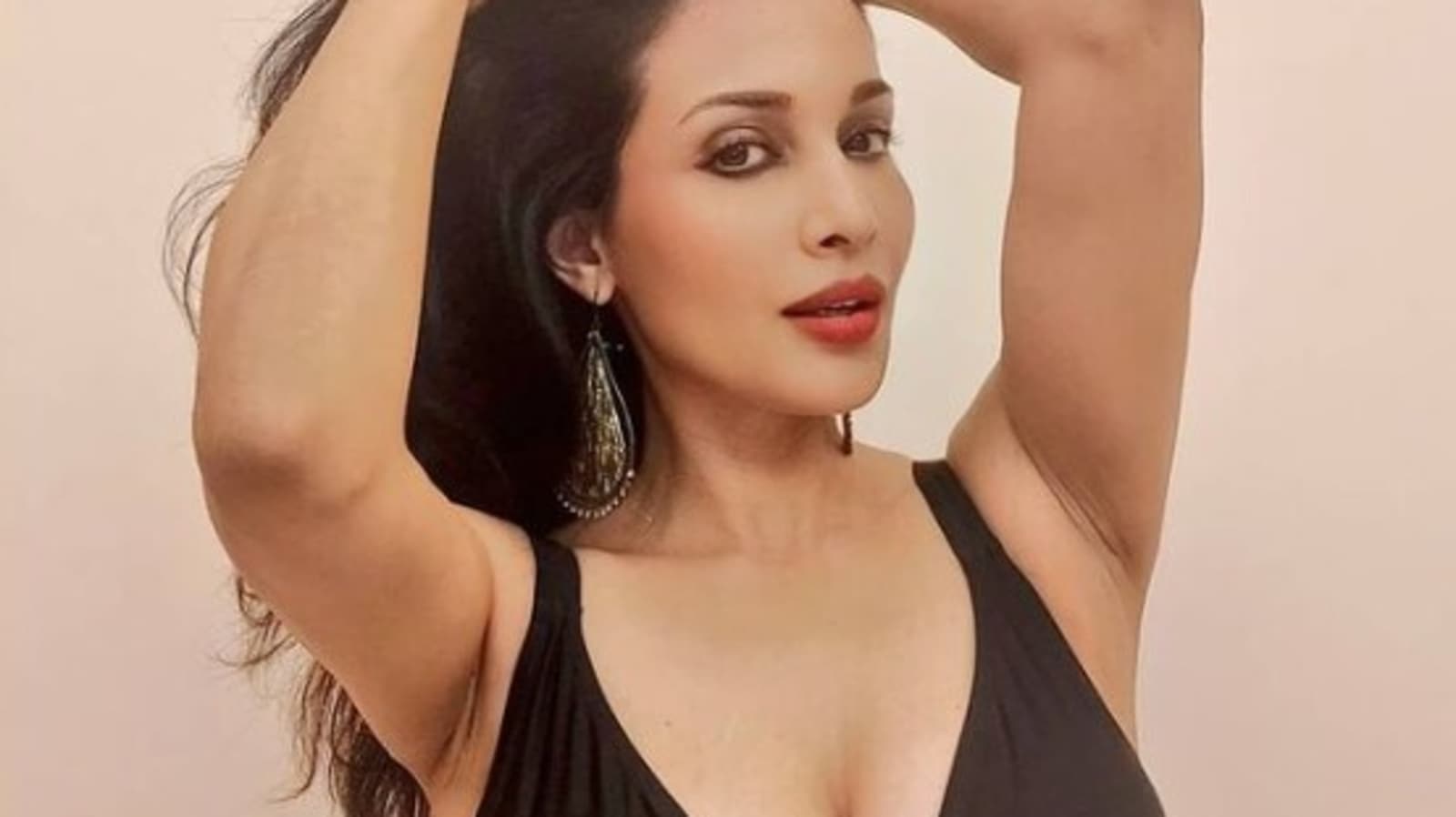 Flora Saini Porn Hd - Stree actor Flora Saini distances herself from Raj Kundra, after popping up  in alleged WhatsApp chats | Bollywood - Hindustan Times