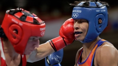 Tokyo 2020 Olympics - Boxing - Women's Welterweight - Last 16 - Kokugikan Arena - Tokyo, Japan - July 27, 2021. Nadine Apetz of Germany in action against Lovlina Borgohain of India REUTERS/Ueslei Marcelino (REUTERS)