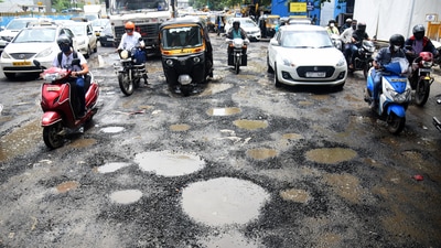 Potholes resurface due to heavy rains cause slow vehicular movement near Dahisar Check Naka on Western Express Highway at Dahisar, in Mumbai on July 26, 2021.  (Vijay Bate/HT Photo)
