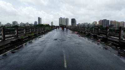 Gandhari bridge in Kalyan develops cracks, closed for traffic. (HT Photo)