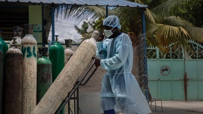 A hospital staff pushing an oxygen cylinder (File Photo)