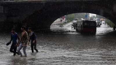 A bus is submerged under Minto bridge during heavy monsoon rain in New Delhi. (HT_PRINT) A bus is submerged under Minto bridge during heavy monsoon rain in New Delhi. (HT_PRINT)