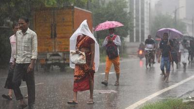 Pedestrians at Udyog Vihar. (Vipin Kumar/HT PHOTO) Pedestrians at Udyog Vihar. (Vipin Kumar/HT PHOTO)