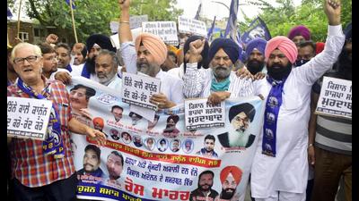 SAD and BSP workers holding protest against farm laws in Amritsar on Tuesday. (Sameer Sehgal /Hindustan Times) SAD and BSP workers holding protest against farm laws in Amritsar on Tuesday. (Sameer Sehgal /Hindustan Times)