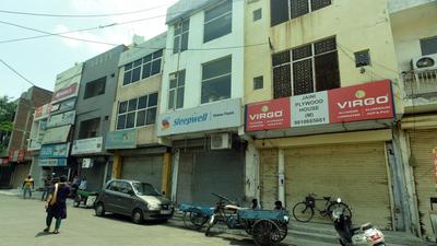 A deserted Sector 8 market in Noida during the weekly lockdown imposed by Uttar Pradesh earlier this month. (HT archive)