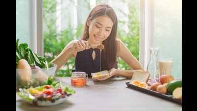 According to ayurvedic texts, 30-35 grams of honey should be taken during the day and 25-30 grams at night. (Photo: Shutterstock) According to ayurvedic texts, 30-35 grams of honey should be taken during the day and 25-30 grams at night. (Photo: Shutterstock)