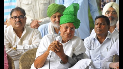 Former Haryana CM Om Prakash Chautala addressing the media at Sector 9 in Chandigarh on Tuesday. (Keshav Singh/HT)