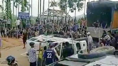 Assam Police vehicles damaged at Assam-Mizoram border in Lailapur on Tuesday. (ANI Photo) (ANI) Assam Police vehicles damaged at Assam-Mizoram border in Lailapur on Tuesday. (ANI Photo) (ANI)
