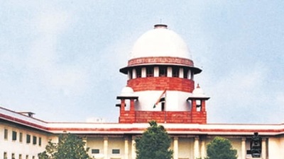 The top court's bench agreed to issue notice on the second prayer in the petition seeking rehabilitation and vaccination for beggars. (HT Photo)