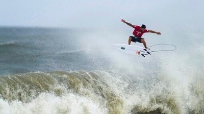 Brazil's Italo Ferreira goes to the air on a wave during the semifinals of the men's surfing competition at the 2020 Summer Olympics, Tuesday, July 27, 2021, at Tsurigasaki beach in Ichinomiya, Japan. Ferreira won the gold medal. (AP Photo/Francisco Seco) (AP) Brazil's Italo Ferreira goes to the air on a wave during the semifinals of the men's surfing competition at the 2020 Summer Olympics, Tuesday, July 27, 2021, at Tsurigasaki beach in Ichinomiya, Japan. Ferreira won the gold medal. (AP Photo/Francisco Seco) (AP)