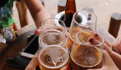 Light-to-moderate alcohol consumption is linked to a reduced risk of heart attack, stroke and death among those with heart disease, according to a study. (Unsplash) Light-to-moderate alcohol consumption is linked to a reduced risk of heart attack, stroke and death among those with heart disease, according to a study. (Unsplash)
