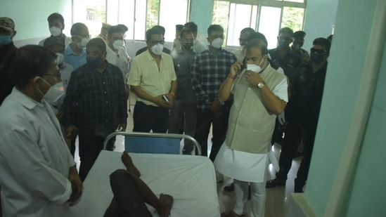 Assam chief minister Himanta Biswa Sarma at a hospital in Silchar to meet cops injured in border clash on Monday.(Twitter/@himantabiswa) Assam chief minister Himanta Biswa Sarma at a hospital in Silchar to meet cops injured in border clash on Monday.(Twitter/@himantabiswa)
