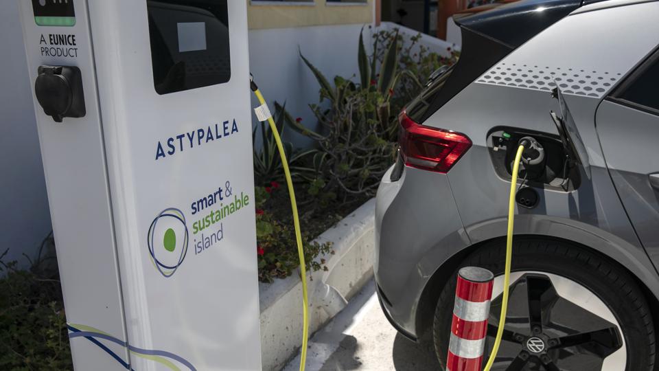 These advances may help transform the EV ecosystem in India, but only if private sector ambitions keep pace. (Bloomberg) These advances may help transform the EV ecosystem in India, but only if private sector ambitions keep pace. (Bloomberg)
