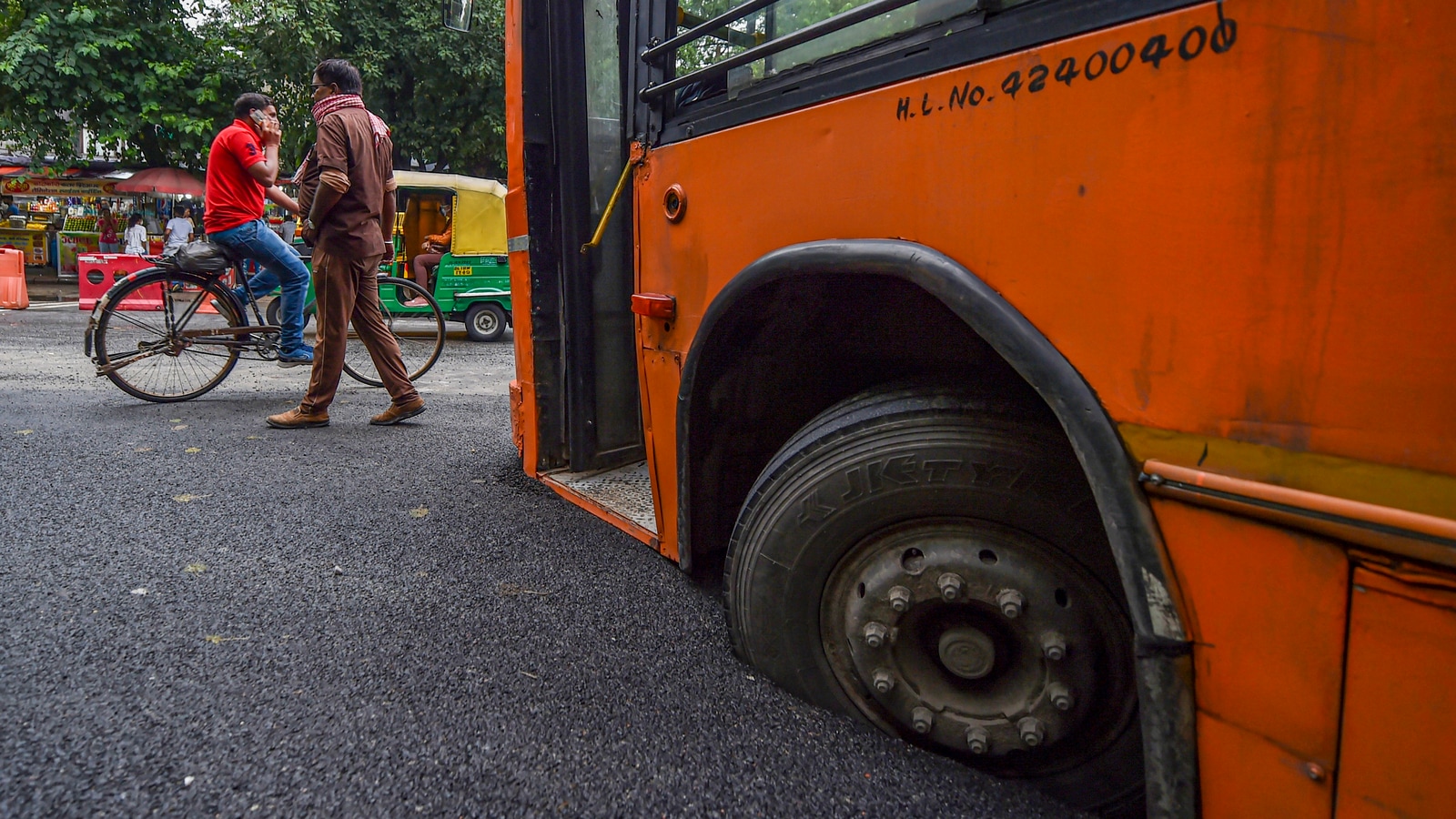 Delhi: 3 dead, one hurt as car collides with cluster bus near Chhawla |  Latest News Delhi - Hindustan Times
