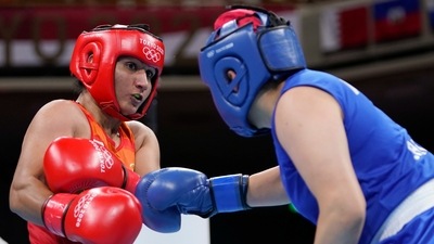 Tokyo 2020 Olympics - Boxing - Women's Middleweight - Last 16 - Kokugikan Arena - Tokyo, Japan - July 28, 2021. Pooja Rani of India in action against Ichrak Chaib of Algeria Pool via REUTERS/Frank Franklin Ii (REUTERS)