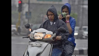 The weather forecast is expected to remain the same during the next 24 hours with light to moderate rain in the region (Gurpreet Singh/HT)
