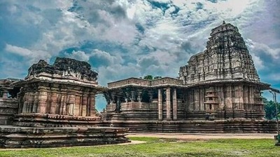 Ramappa Temple: Also known as the Rudreswara Temple in Telangana dates back to the 13th century and is thought to have taken 40 years to complete. It was constructed by Recharla Rudra, a general of Kakatiya king Ganapati Deva in 1213 AD during the reign of the Kakatiya empire. (Instagram/@bhavana_mudhiraj35)