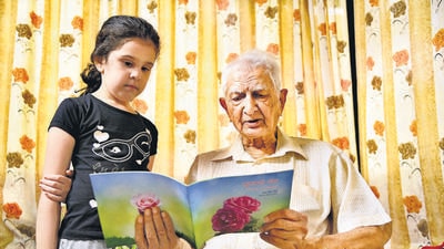 Vishnu Joshi, author of the “Story of Rose”, reads to his granddaughter Mishka Deshpande in Pune, on Tuesday. Grandpa, 90, pens years’ old tale for great-grandchildren during Covid. (HT PHOTO)