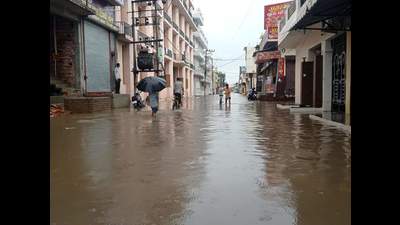 Commuters faced problems due to waterlogging after rain on a city road in Kurukshetra on Wednesday. (HT Photo) Commuters faced problems due to waterlogging after rain on a city road in Kurukshetra on Wednesday. (HT Photo)