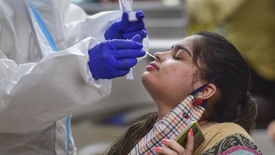 A health worker collects a swab sample of a passenger for a Covid-19 test at a railway station in Kerala. (PTI PHOTO.) (HT_PRINT) A health worker collects a swab sample of a passenger for a Covid-19 test at a railway station in Kerala. (PTI PHOTO.) (HT_PRINT)