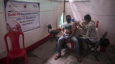 Mumbai, India - July 14, 2021: A beneficiary gets inoculated against Covid-19 at a vaccination centre at Rafique Nagar, Govandi, in Mumbai, India, on Wednesday, July 14, 2021. (Photo by Pratik Chorge/Hindustan Times) (Pratik Chorge/HT PHOTO)