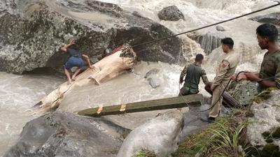 Jammu and Kashmir: Army personnel during a rescue operation after flash floods due to a cloudburst at Hanzor in Kishtwar district. (Courtesy- Indian Army) Jammu and Kashmir: Army personnel during a rescue operation after flash floods due to a cloudburst at Hanzor in Kishtwar district. (Courtesy- Indian Army)