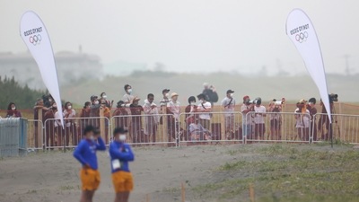 Spectators watch from outside the Tsurigasaki Surfing Beach during Round 3 of Men's Shortboard game in Tokyo on July 26. (Lisi Niesner / REUTERS) Spectators watch from outside the Tsurigasaki Surfing Beach during Round 3 of Men's Shortboard game in Tokyo on July 26. (Lisi Niesner / REUTERS)