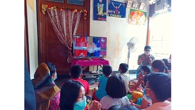 Family members and neighbours of Saikhom Mirabai Chanu gather to watch her lift in women's weightlifting 49kg category at Tokyo 2020 Olympics, on July 24. Images shared on social media have showed crowds, large and small, coming together around the world to celebrate Olympians. (PTI) Family members and neighbours of Saikhom Mirabai Chanu gather to watch her lift in women's weightlifting 49kg category at Tokyo 2020 Olympics, on July 24. Images shared on social media have showed crowds, large and small, coming together around the world to celebrate Olympians. (PTI)