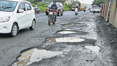 Potholes on the Katraj-Dehu road stretch on Tuesday. (Ravindra Joshi/HT PHOTO) Potholes on the Katraj-Dehu road stretch on Tuesday. (Ravindra Joshi/HT PHOTO)