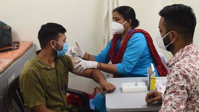 A health worker administers a dose of Covid-19 vaccine in Gurugram in Haryana. (Vipin Kumar/HT file photo)