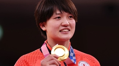 Chizuru Arai of Team Japan poses with the gold medal. (Getty Images)
