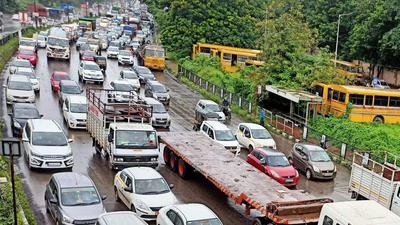 Traffic jam on Sion-Panvel Highway after multi-vehicle pile up on LP bridge at Nerul on Wednesday, July 28. (Bachchan Kumar/HT photo)