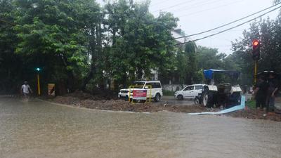 Opposite the Galleria Market in DLF Phase 4, a stretch leading towards the camera museum was cordoned off completely due to heavy waterlogging. MCG workers blocked the entrance to the stretch, located on an incline, with sandbags and mud. (Vipin Kumar/HT PHOTO) Opposite the Galleria Market in DLF Phase 4, a stretch leading towards the camera museum was cordoned off completely due to heavy waterlogging. MCG workers blocked the entrance to the stretch, located on an incline, with sandbags and mud. (Vipin Kumar/HT PHOTO)