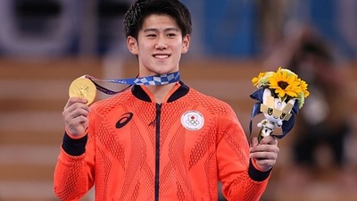 Daiki Hashimoto of Japan poses with the gold medal. (Getty Images)