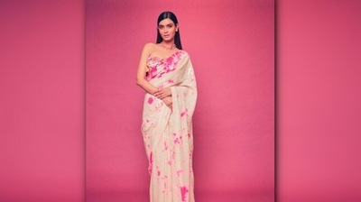Diana Penty: The 'Cocktail' actor grabbed eye-balls when she wore an ivory and pink tie-dye saree with a vibrant floral blouse. (Instagram/@akankshagajria) Diana Penty: The 'Cocktail' actor grabbed eye-balls when she wore an ivory and pink tie-dye saree with a vibrant floral blouse. (Instagram/@akankshagajria)