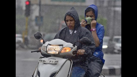 The weather forecast is expected to remain the same during the next 24 hours with light to moderate rain in the region (Gurpreet Singh/HT)
