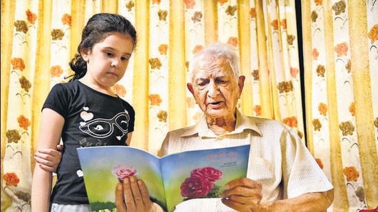 Vishnu Joshi, author of the “Story of Rose”, reads to his granddaughter Mishka Deshpande in Pune, on Tuesday. Grandpa, 90, pens years’ old tale for great-grandchildren during Covid. (HT PHOTO)