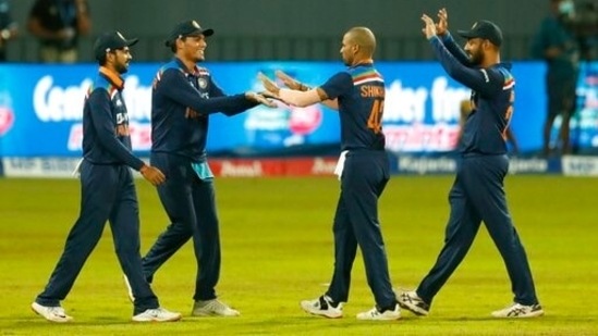 Rahul Chahar takes a relay catch as Bhuvneshwar Kumar gets the wicket of Avishka Fernando during IND vs SL 2nd T20I in Colombo(AP)